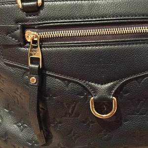 https://dbiyorq10n2b9.cloudfront.net/product-images/CBAGLV319/LOUIS-VUITTON-Monogram-Empreinte-Lumineuse-PM-BlackNoir-closeupjpg.jpg.webp