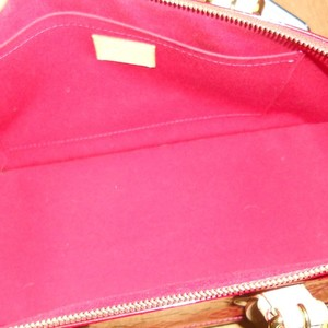 https://dbiyorq10n2b9.cloudfront.net/product-images/CBAGLV702/LOUIS-VUITTON-Vernis-Rosewood-Avenue-Cerise-interior.jpg.webp