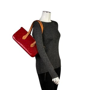 https://dbiyorq10n2b9.cloudfront.net/product-images/CBAGLV702/LOUIS-VUITTON-Vernis-Rosewood-Avenue-Cerise-mannequin.jpg.webp