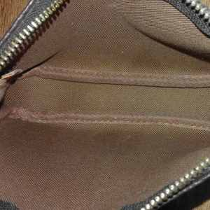 https://dbiyorq10n2b9.cloudfront.net/product-images/CBAGLV721/LOUIS-VUITTON-Monogram-Mini-Pochette-Accessoires-interior.jpg.webp