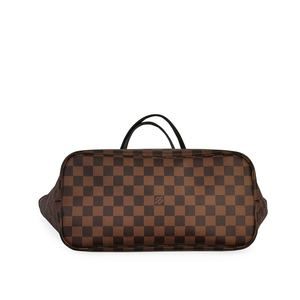 https://dbiyorq10n2b9.cloudfront.net/product-images/CBAGLV777/LOUIS-VUITTON-Damier-Ebene-Neverfull-MM-bottom.jpg.webp