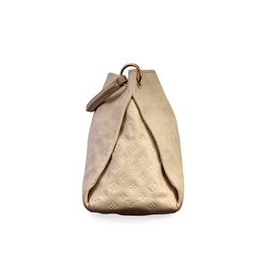 https://dbiyorq10n2b9.cloudfront.net/product-images/CBAGLV789/LOUIS-VUITTON-Empreinte-Artsy-MM-Neige-side-2.jpg.webp