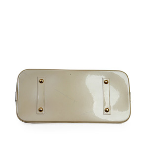https://dbiyorq10n2b9.cloudfront.net/product-images/CBAGLV852/LOUIS-VUITTON-Vernis-Alma-GM-Perle-bottom.jpg.webp