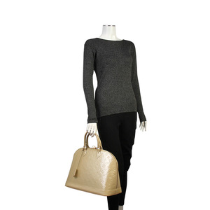 https://dbiyorq10n2b9.cloudfront.net/product-images/CBAGLV852/LOUIS-VUITTON-Vernis-Alma-GM-Perle-mannequin.jpg.webp