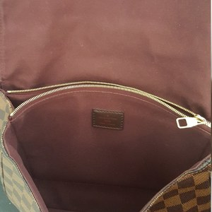 https://dbiyorq10n2b9.cloudfront.net/product-images/CBAGLV866/LOUIS-VUITTON-Damier-Ebene-Hoxton-GM-interior.jpg.webp