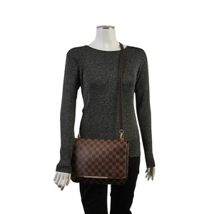https://dbiyorq10n2b9.cloudfront.net/product-images/CBAGLV866/LOUIS-VUITTON-Damier-Ebene-Hoxton-GM-mannequin.jpg.webp
