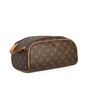 https://dbiyorq10n2b9.cloudfront.net/product-images/CBAGLV867/LOUIS-VUITTON-Monogram-King-Size-Toiletry-Bag-angle.jpg.webp