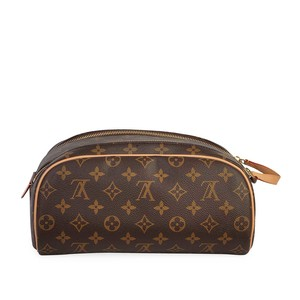 https://dbiyorq10n2b9.cloudfront.net/product-images/CBAGLV867/LOUIS-VUITTON-Monogram-King-Size-Toiletry-Bag-back.jpg.webp