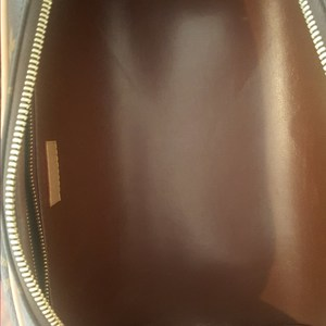 https://dbiyorq10n2b9.cloudfront.net/product-images/CBAGLV867/LOUIS-VUITTON-Monogram-King-Size-Toiletry-Bag-interior.jpg.webp