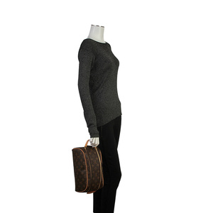 https://dbiyorq10n2b9.cloudfront.net/product-images/CBAGLV867/LOUIS-VUITTON-Monogram-King-Size-Toiletry-Bag-mannequin.jpg.webp