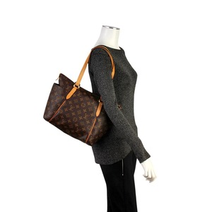 https://dbiyorq10n2b9.cloudfront.net/product-images/CBAGLV925/LOUIS-VUITTON-Monogram-Totally-PM-mannequin-1.jpg.webp