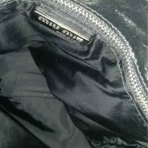 https://dbiyorq10n2b9.cloudfront.net/product-images/CBAGMIU0010/MIU-MIU-Leather-Faux-Crystal-Embellished-Tote-Black-intterior.jpeg.webp