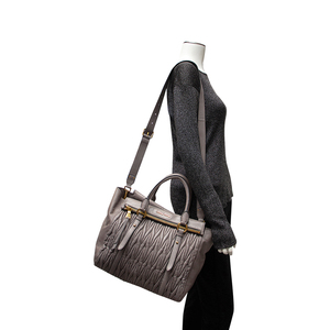 https://dbiyorq10n2b9.cloudfront.net/product-images/CBAGMIU0016/MIU-MIU-Matelasse-Shopper-Marble-1.jpg.webp