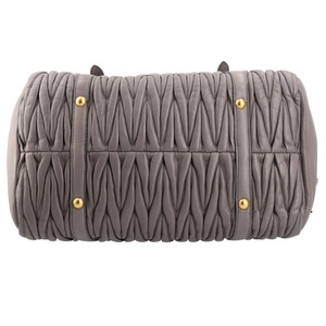 https://dbiyorq10n2b9.cloudfront.net/product-images/CBAGMIU0016/MIU-MIU-Matelasse-Shopper-Marble_6.jpg.webp