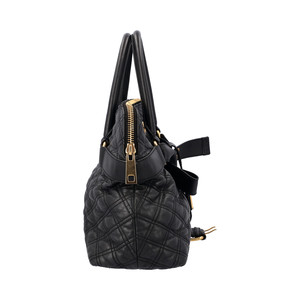 https://dbiyorq10n2b9.cloudfront.net/product-images/CBAGMJ0011/MARC-JACOBS-Quilted-Leather-Bruna-Bow-Tote-Black_3.jpg.webp
