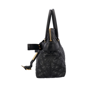 https://dbiyorq10n2b9.cloudfront.net/product-images/CBAGMJ0011/MARC-JACOBS-Quilted-Leather-Bruna-Bow-Tote-Black_5.jpg.webp