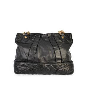 https://dbiyorq10n2b9.cloudfront.net/product-images/CBAGMJ113/MARC-JACOBS-Leather-Chain-Handle-Tote-Black-back.jpg.webp
