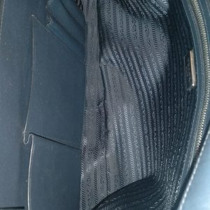 https://dbiyorq10n2b9.cloudfront.net/product-images/CBAGPRA0038/PRADA-Saffiano-Leather-Briefcase-Navy-interior.jpeg.webp