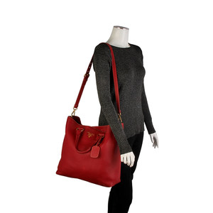https://dbiyorq10n2b9.cloudfront.net/product-images/CBAGPRA166/PRADA-Vitello-Daino-Large-Shopper-Tote-Red-mannequin.jpg.webp