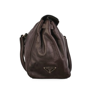 https://dbiyorq10n2b9.cloudfront.net/product-images/CBAGPRA170/PRADA-Leather-Vintage-Shoulder-Bag-Brown-side-2.jpg.webp