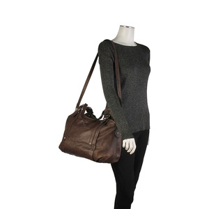 https://dbiyorq10n2b9.cloudfront.net/product-images/CBAGTOD108/TODS-Leather-G-Easy-Sacca-Media-Tote-Brown-mannequin.jpg.webp