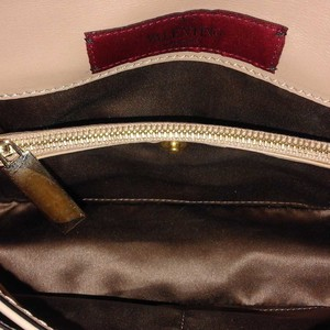 https://dbiyorq10n2b9.cloudfront.net/product-images/CBAGVA104/VALENTINO-Leather-Rockstud-Flip-Lock-Shoulder-Bag-interior.jpg.webp