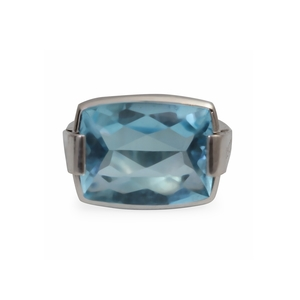 https://dbiyorq10n2b9.cloudfront.net/product-images/CJWLBUL0006/BVLGARI-White-Gold-Blue-Topaz-Ring-Front.jpg.webp