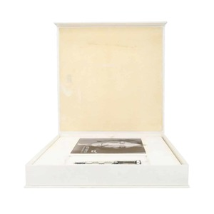 https://dbiyorq10n2b9.cloudfront.net/product-images/CPENMBC0198/MONTBLANC-Great-Characters-John-Lennon-1940-Fineliner-Limited-Edition_1.jpg.webp