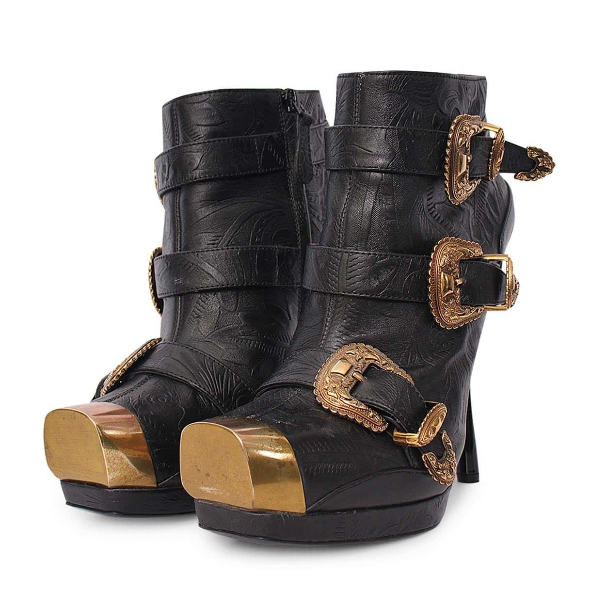 https://dbiyorq10n2b9.cloudfront.net/product-images/CSHOAMQ0034/ALEXANDER-MCQUEEN-Leather-Embossed-Buckle-Ankle-Boots-Black-22.jpg.webp
