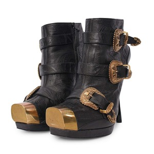 https://dbiyorq10n2b9.cloudfront.net/product-images/CSHOAMQ0034/ALEXANDER-MCQUEEN-Leather-Embossed-Buckle-Ankle-Boots-Black-22.jpg.webp