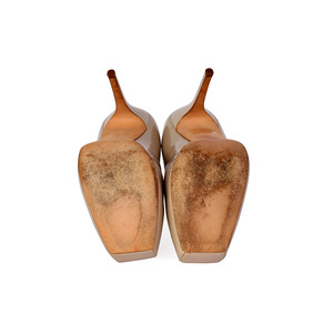 https://dbiyorq10n2b9.cloudfront.net/product-images/CSHOAMQ104/ALEXANDER-MQCUEEN-Patent-Square-Toe-Pumps-Nude-S38-5-soles.jpg.webp