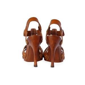 https://dbiyorq10n2b9.cloudfront.net/product-images/CSHOBV104/BOTTEGA-VENETA-T-Bar-Platform-Sandals-Wooden-Heel-%E2%80%93-S-35.5-2.5-back.jpg.webp
