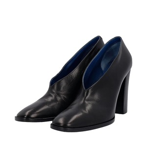 https://dbiyorq10n2b9.cloudfront.net/product-images/CSHOCEL0017/CELINE-Leather-V-Pumps-Black_3.jpg.webp