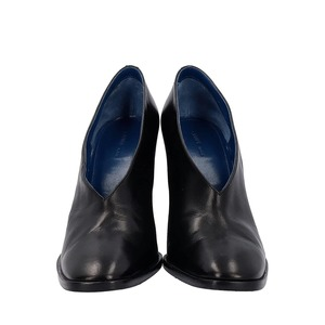 https://dbiyorq10n2b9.cloudfront.net/product-images/CSHOCEL0017/CELINE-Leather-V-Pumps-Black_4.jpg.webp