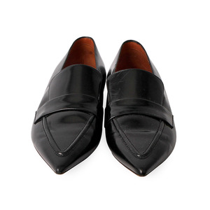 https://dbiyorq10n2b9.cloudfront.net/product-images/CSHOCEL106/CELINE-Leather-Pointed-Toe-Flat-Black-S-36.5-3-front.jpg.webp