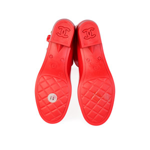 https://dbiyorq10n2b9.cloudfront.net/product-images/CSHOCH121/CHANEL-Rubber-Camellia-Flower-Rain-Boots-Red-S-41-7.5-soles.jpg.webp