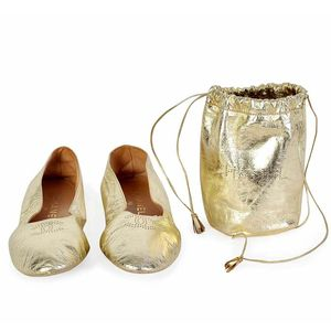 https://dbiyorq10n2b9.cloudfront.net/product-images/CSHOCHA101/CHANEL-Gold-Leather-Slippers-Front.jpg.webp