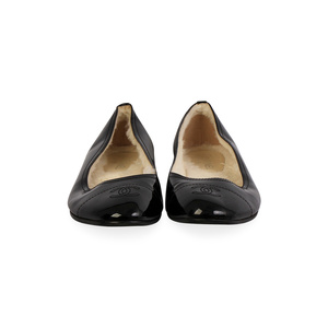 https://dbiyorq10n2b9.cloudfront.net/product-images/CSHOCHA115/CHANEL-Patent-CC-Logo-Classic-Ballerina-Flats-S-42-8-front.jpg.webp
