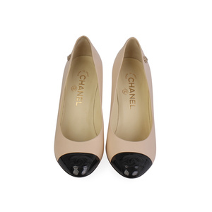 https://dbiyorq10n2b9.cloudfront.net/product-images/CSHOCHA118/CHANEL-Leather-Camellia-Cap-Toe-Logo-Pumps-IvoryBlack-S-38-5-front.jpg.webp