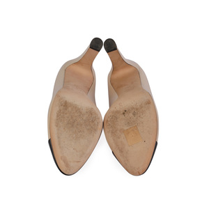 https://dbiyorq10n2b9.cloudfront.net/product-images/CSHOCHA118/CHANEL-Leather-Camellia-Cap-Toe-Logo-Pumps-IvoryBlack-S-38-5-soles.jpg.webp