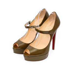 https://dbiyorq10n2b9.cloudfront.net/product-images/CSHOCL0036/CHRISTIAN-LOUBOUTIN-Patent-Bana-Mary-Jane-Pumps-Green-S-39.5-6-angle.jpg.webp