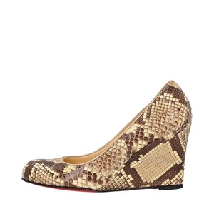 https://dbiyorq10n2b9.cloudfront.net/product-images/CSHOCL0654/CHRISTIAN-LOUBOUTIN-Snakeskin-Wedge-Pumps-Beige-Brown_1.jpg.webp