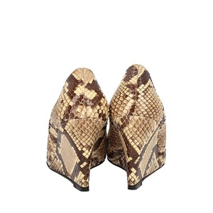 https://dbiyorq10n2b9.cloudfront.net/product-images/CSHOCL0654/CHRISTIAN-LOUBOUTIN-Snakeskin-Wedge-Pumps-Beige-Brown_4.jpg.webp