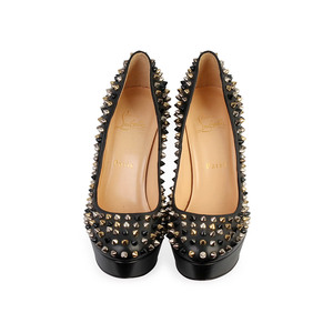 https://dbiyorq10n2b9.cloudfront.net/product-images/CSHOCL287/CHRISTIAN-LOUBOUTIN-Leather-Bianca-Spikes-Pumps-Black-S-38-5-front.jpg.webp