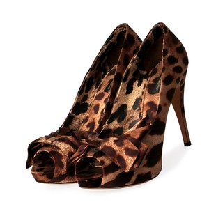 https://dbiyorq10n2b9.cloudfront.net/product-images/CSHODG132/DOLCE-GABBANA-Satin-Leopard-Print-Peep-Toe-Pumps-S-40-6.5-angle.jpg.webp
