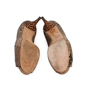 https://dbiyorq10n2b9.cloudfront.net/product-images/CSHOFEN124/FENDI-Python-Zucca-Heel-Peep-Toe-Pumps-S-39-6-soles.jpg.webp