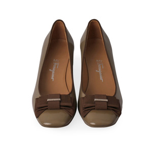https://dbiyorq10n2b9.cloudfront.net/product-images/CSHOFER0002/SALVATORE-FERRAGAMO-Patent-My-Muse-Bow-Pumps-Olive-Green-S-37-4-front.jpg.webp