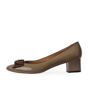 https://dbiyorq10n2b9.cloudfront.net/product-images/CSHOFER0002/SALVATORE-FERRAGAMO-Patent-My-Muse-Bow-Pumps-Olive-Green-S-37-4-side.jpg.webp
