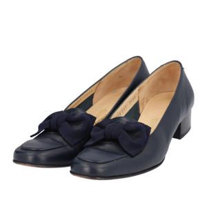 https://dbiyorq10n2b9.cloudfront.net/product-images/CSHOFER0050/SALVATORE-FERRAGAMO-Leather-Bow-Loafers-Navy_4.jpg.webp