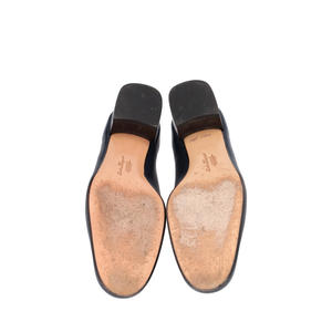 https://dbiyorq10n2b9.cloudfront.net/product-images/CSHOFER0050/SALVATORE-FERRAGAMO-Leather-Bow-Loafers-Navy_5.jpg.webp